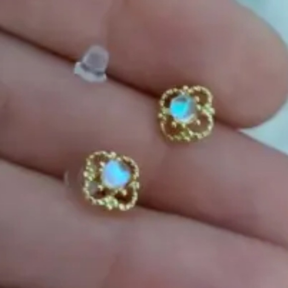 Opal Small Stud Flower Earrings NEW - Picture 4 of 5